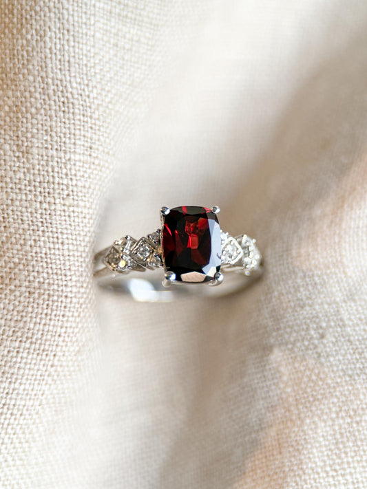Vintage Sterling Silver Garnet Gemstone Ring, Faceted Gemstone Statement Ring, Classic Elegant Jewelry