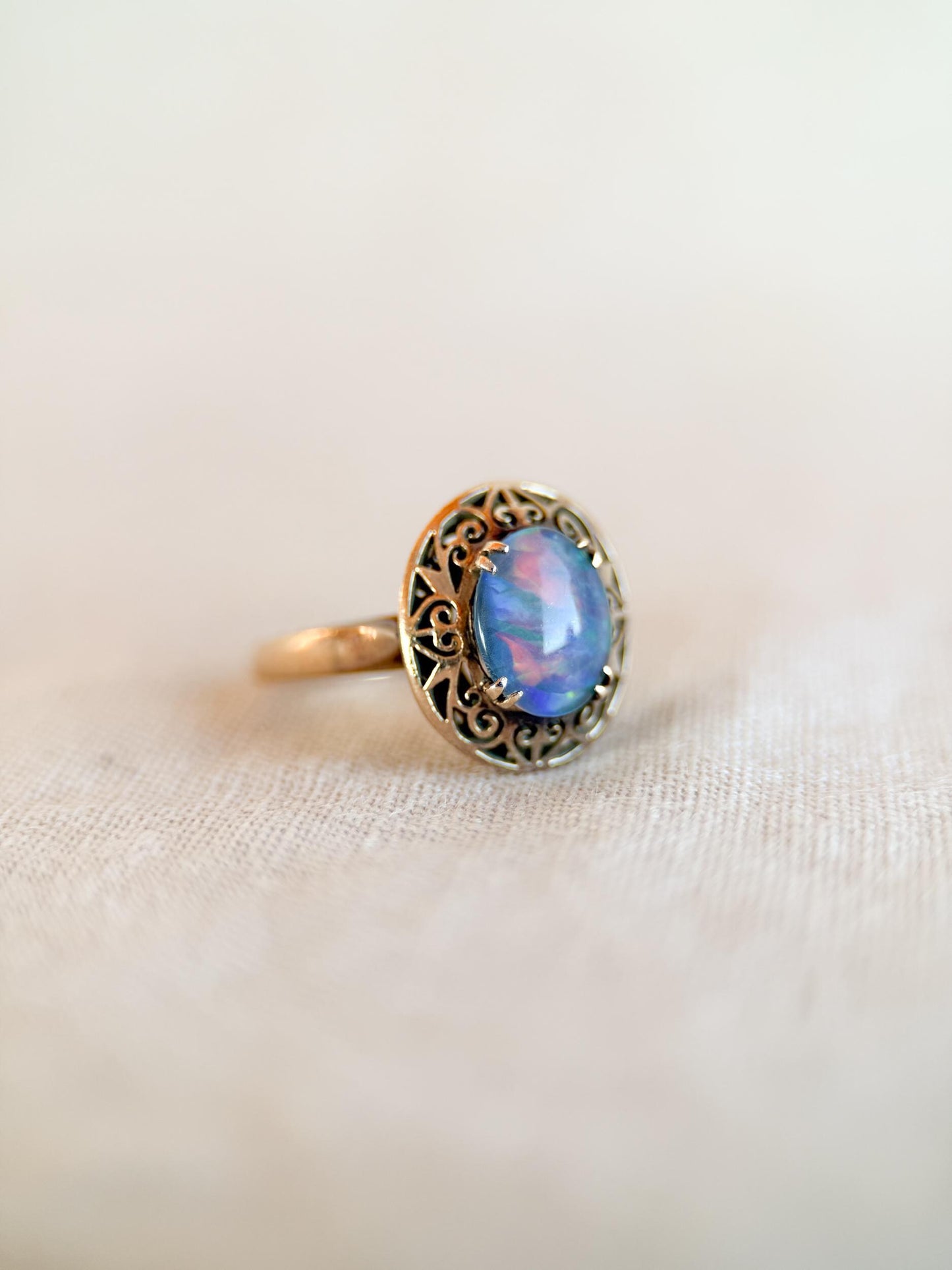 Vintage 1980s Opal Filigree Ring in 18k Gold