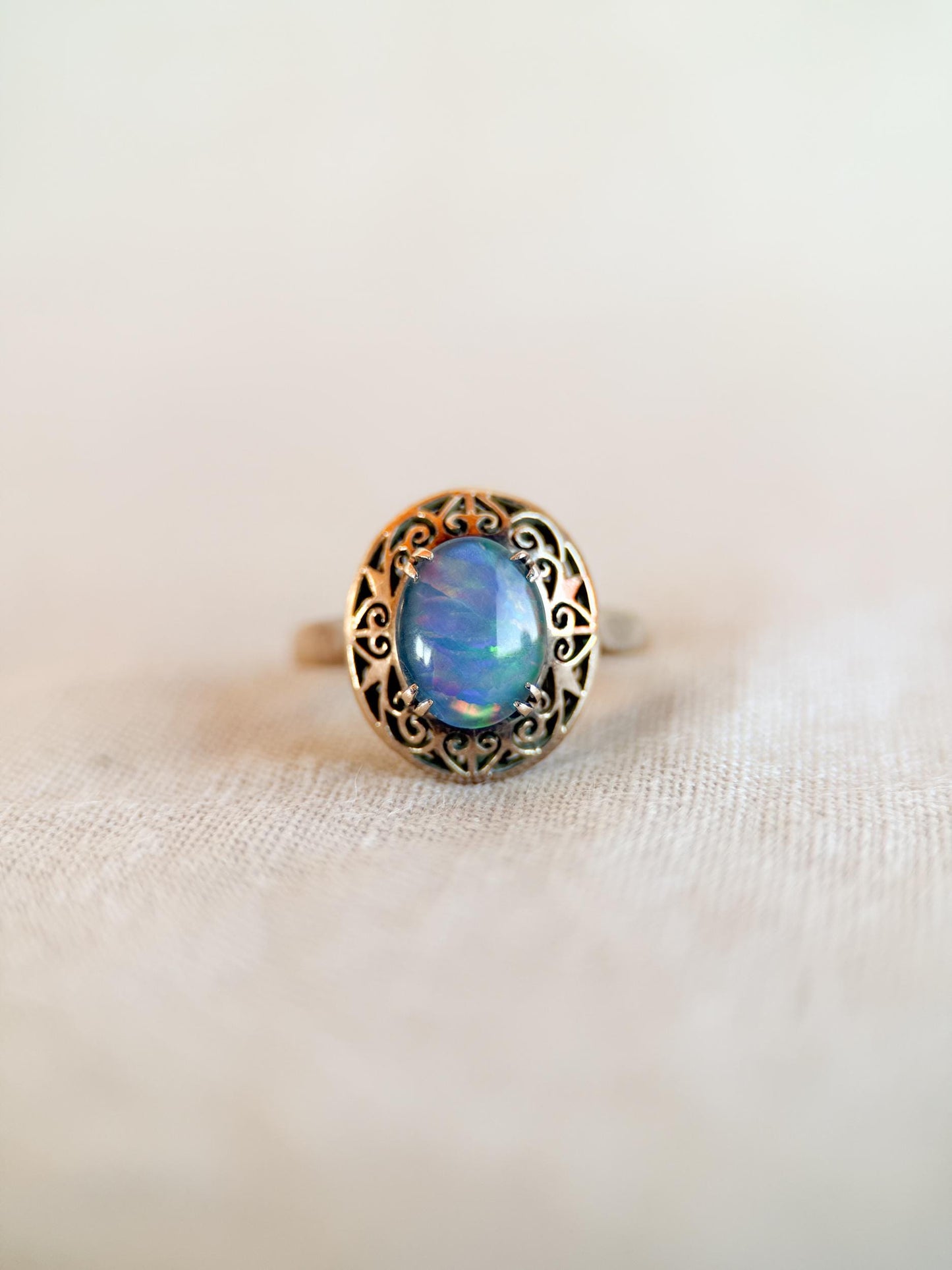 Vintage 1980s Opal Filigree Ring in 18k Gold