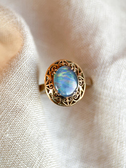 Vintage 1980s Opal Filigree Ring in 18k Gold