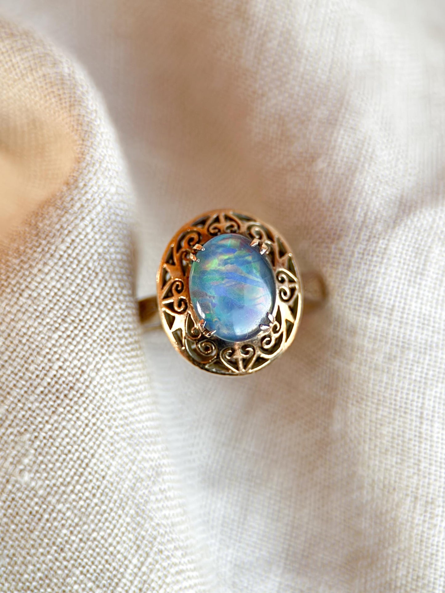 Vintage 1980s Opal Filigree Ring in 18k Gold