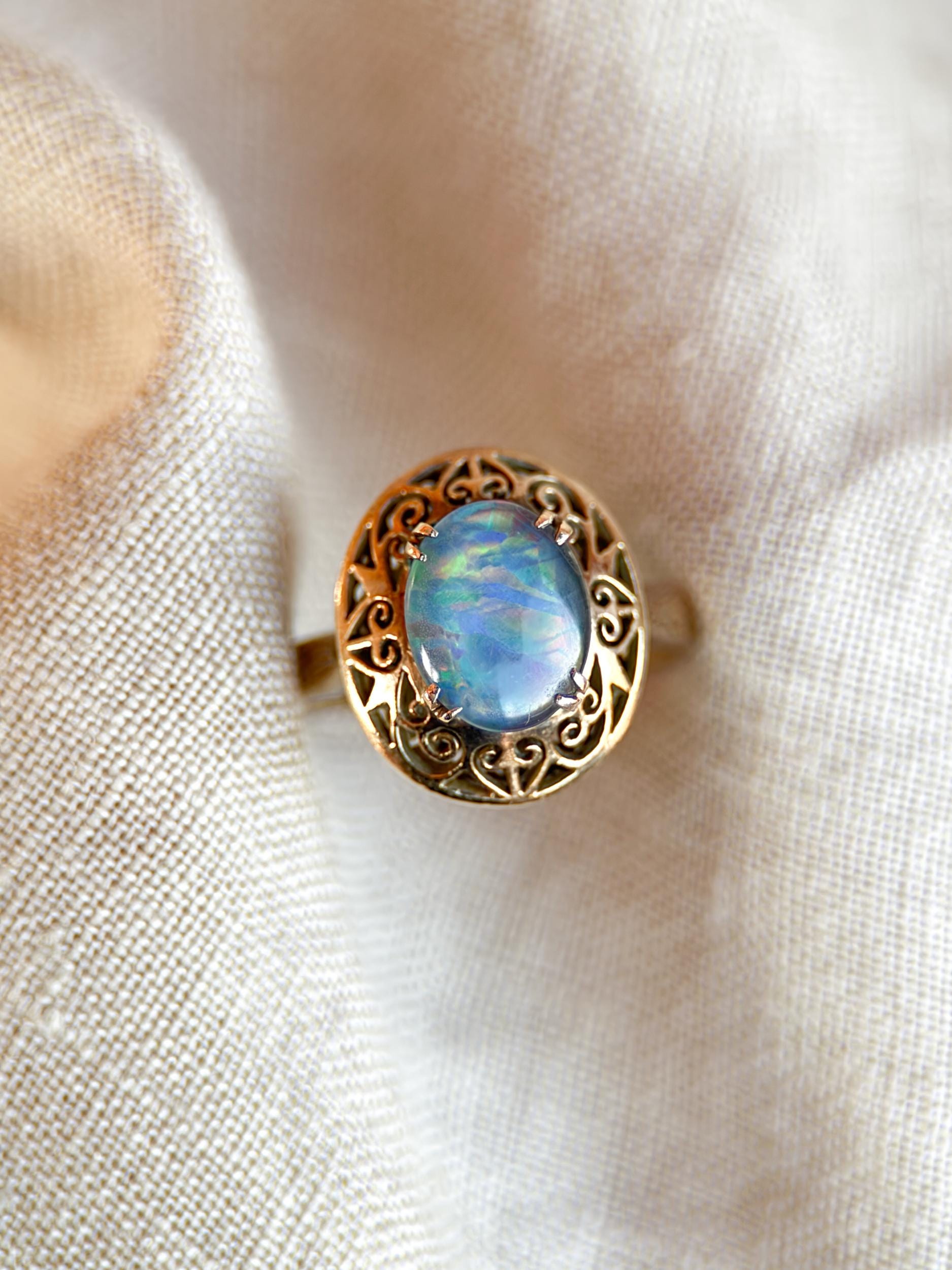 Vintage 1980s Opal Filigree Ring in 18k Gold