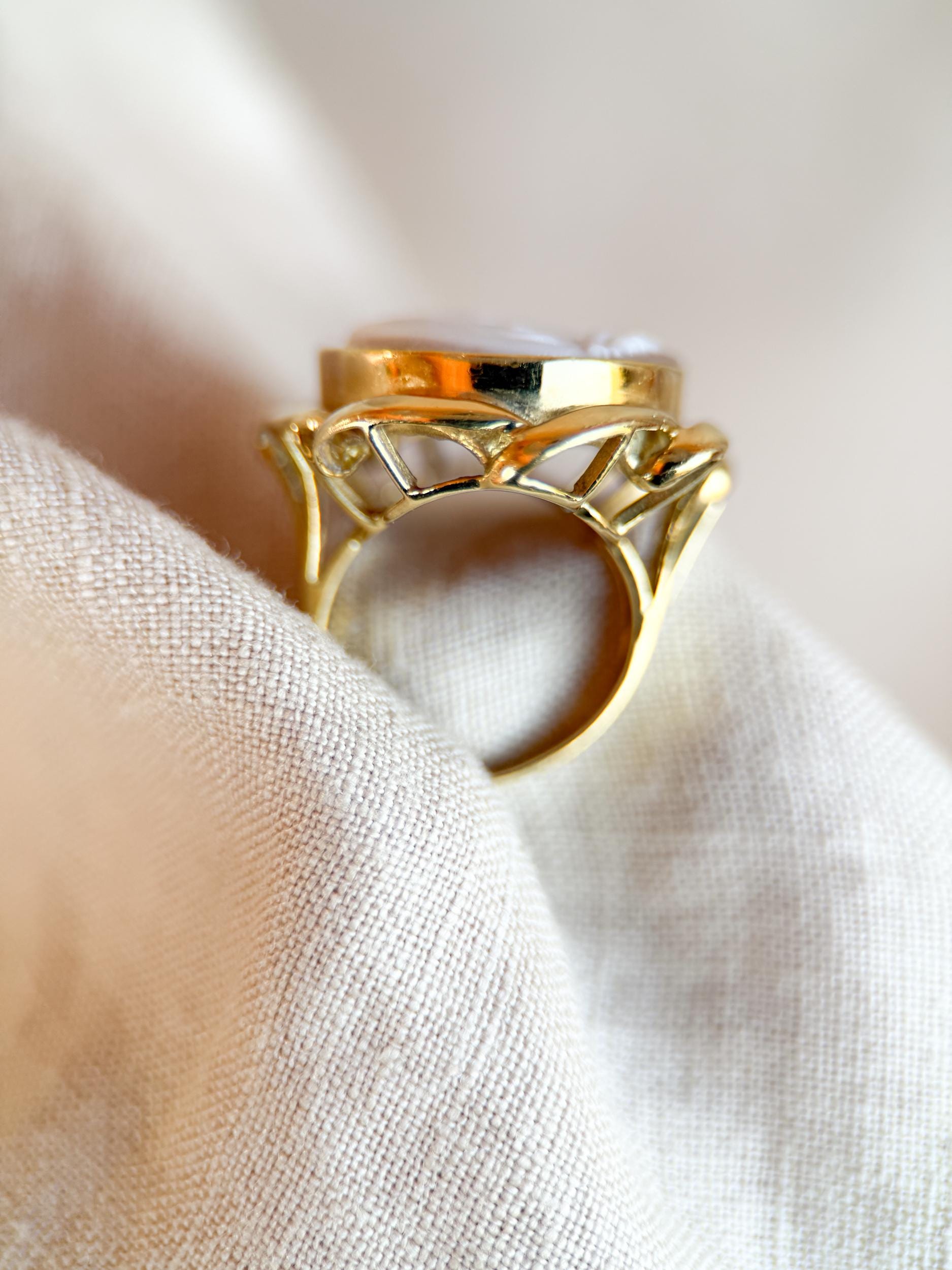 Vintage 1930s Cameo Ring in 14k Gold