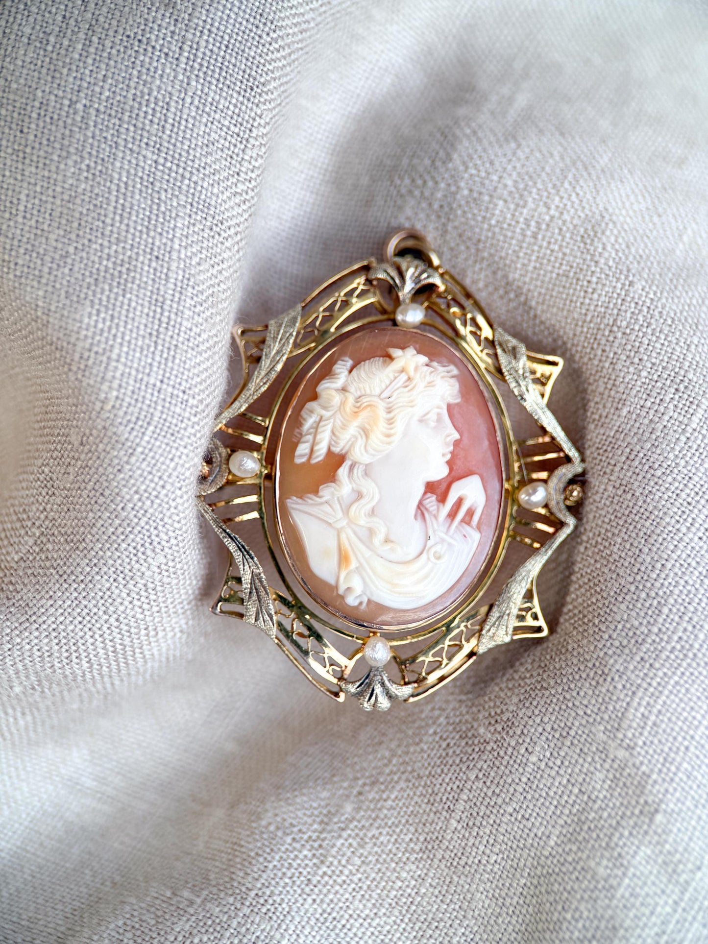 Vintage 1930s Cameo Brooch in 10k Gold