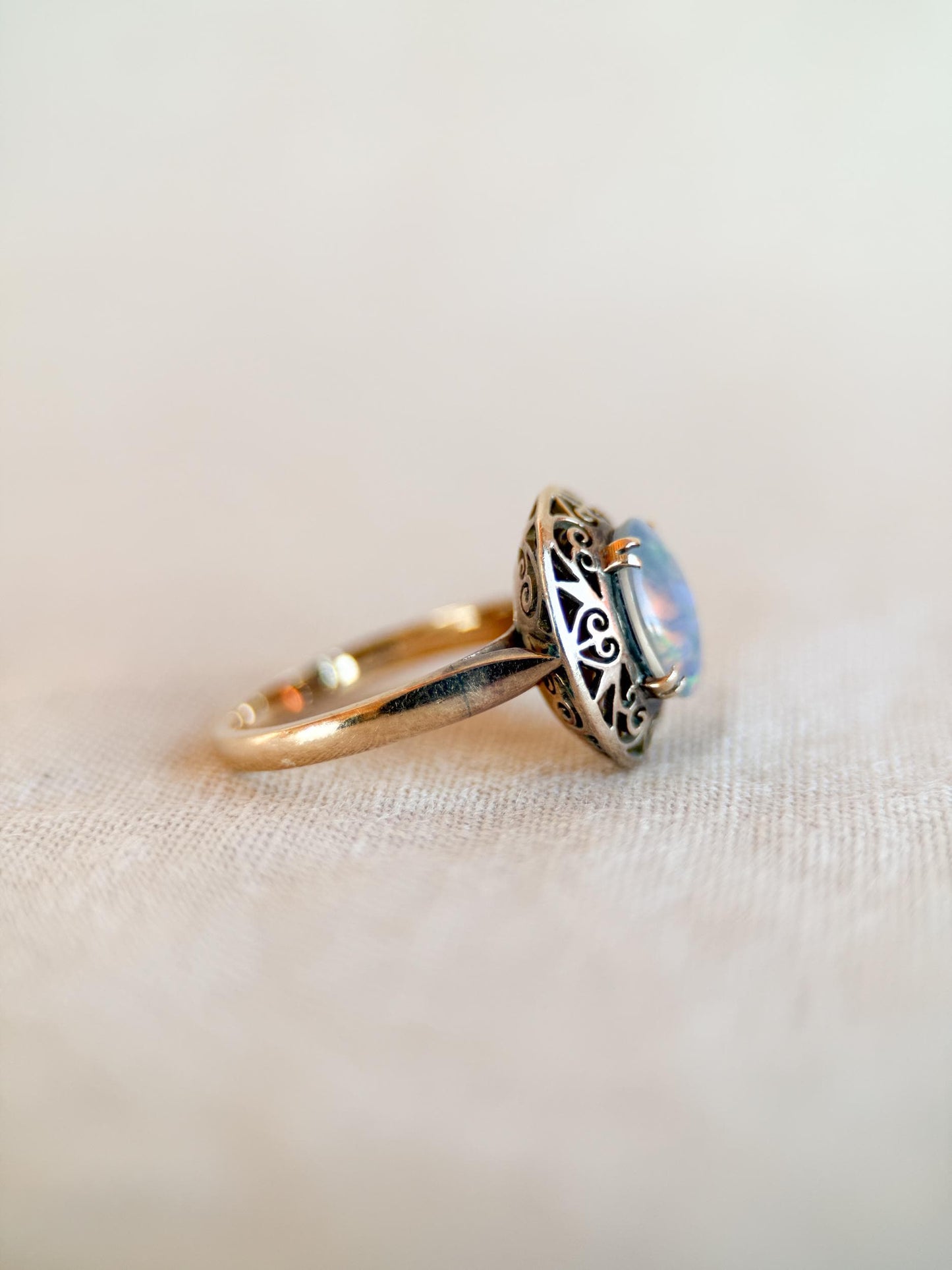 Vintage 1980s Opal Filigree Ring in 18k Gold