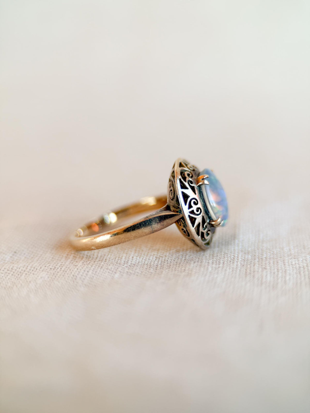 Vintage 1980s Opal Filigree Ring in 18k Gold