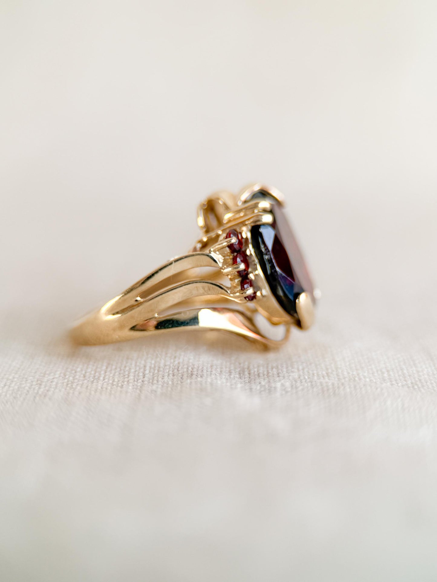 Vintage 1970s Oval Garnet Ring in 14k Gold