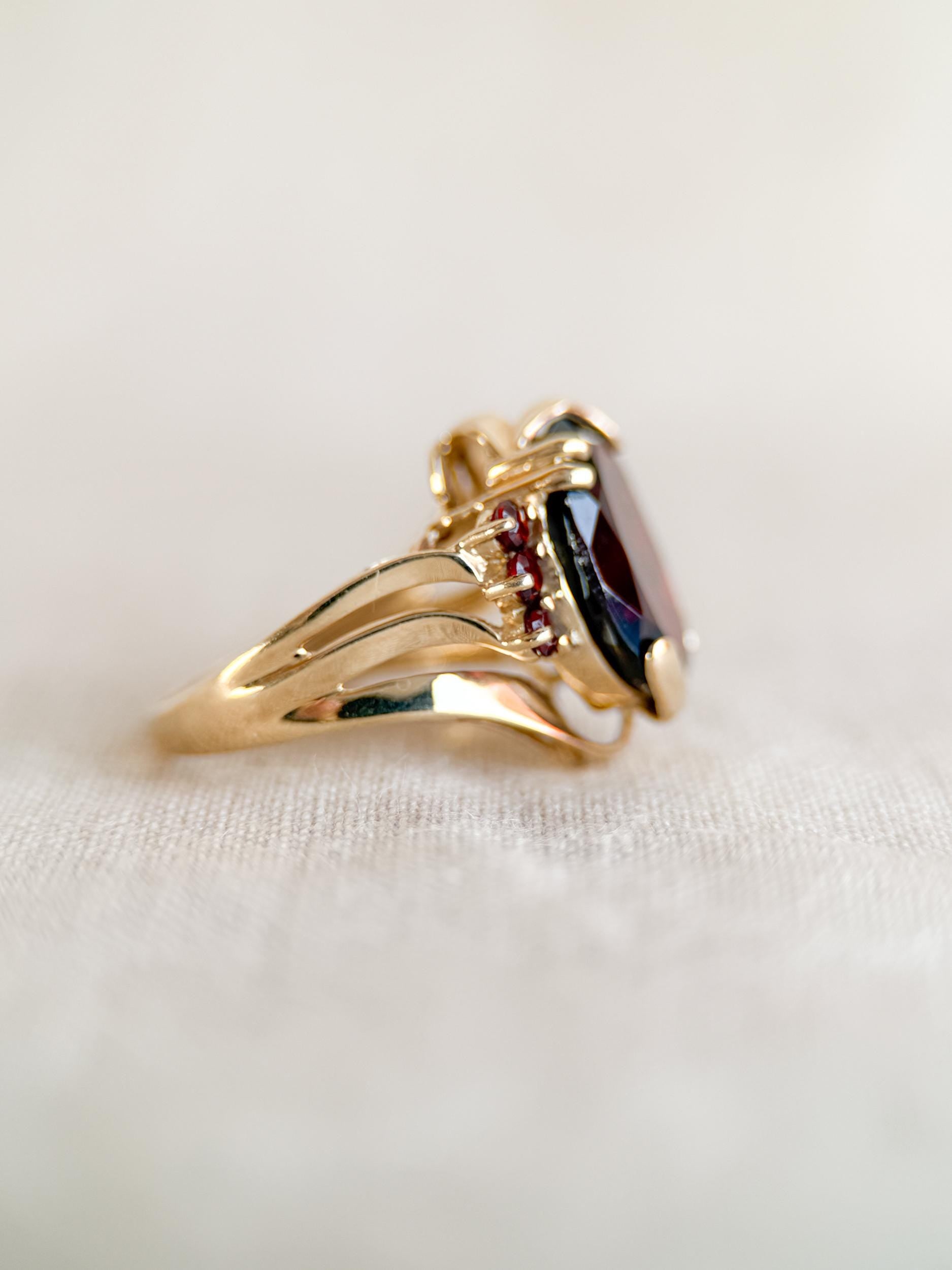 Vintage 1970s Oval Garnet Ring in 14k Gold
