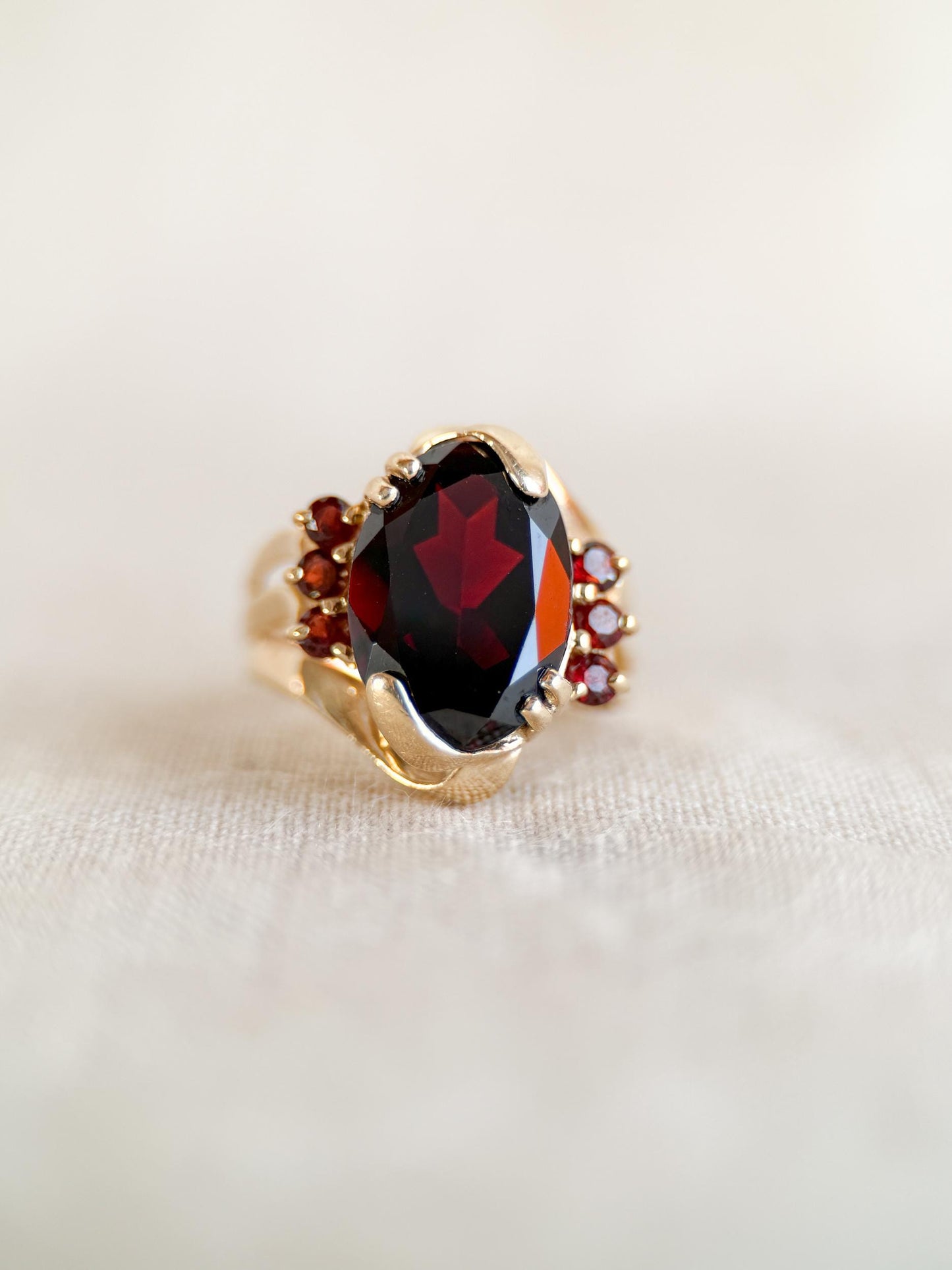 Vintage 1970s Oval Garnet Ring in 14k Gold