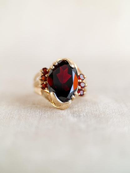 Vintage 1970s Oval Garnet Ring in 14k Gold