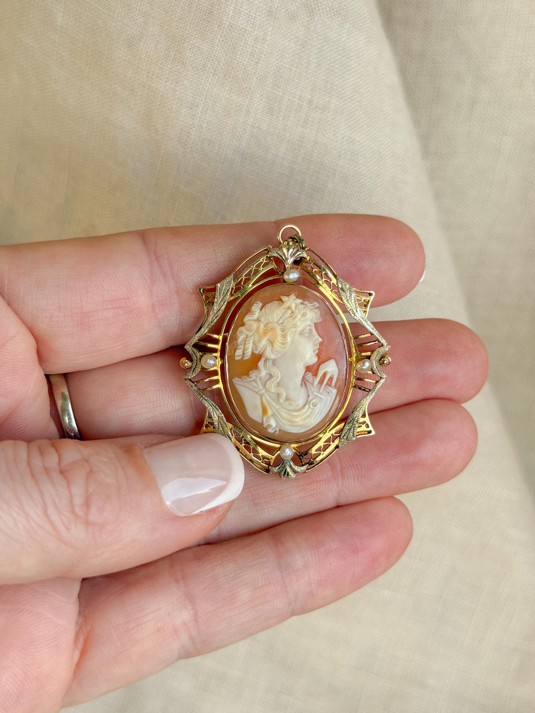 Vintage 1930s Cameo Brooch in 10k Gold
