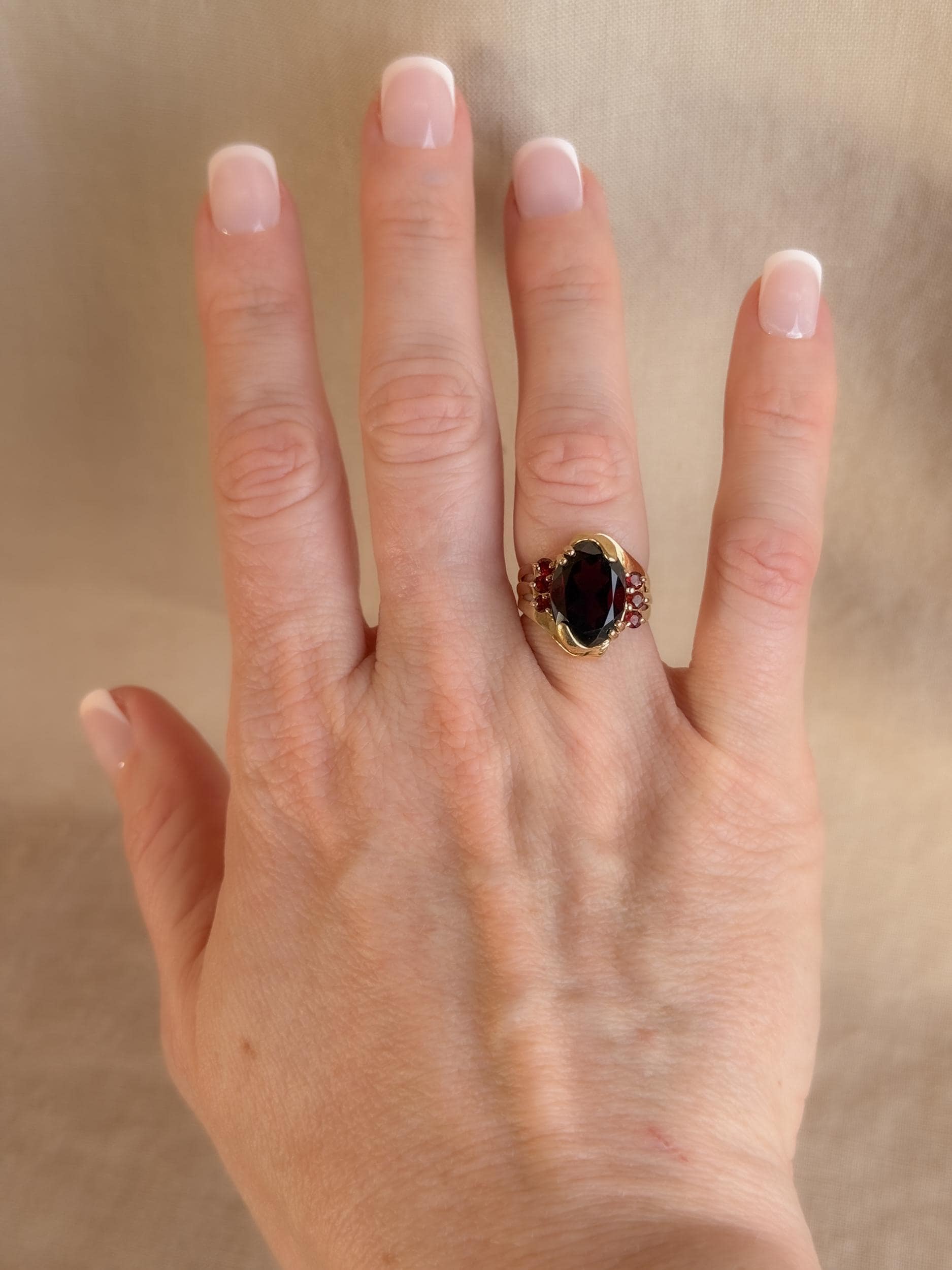 Vintage 1970s Oval Garnet Ring in 14k Gold