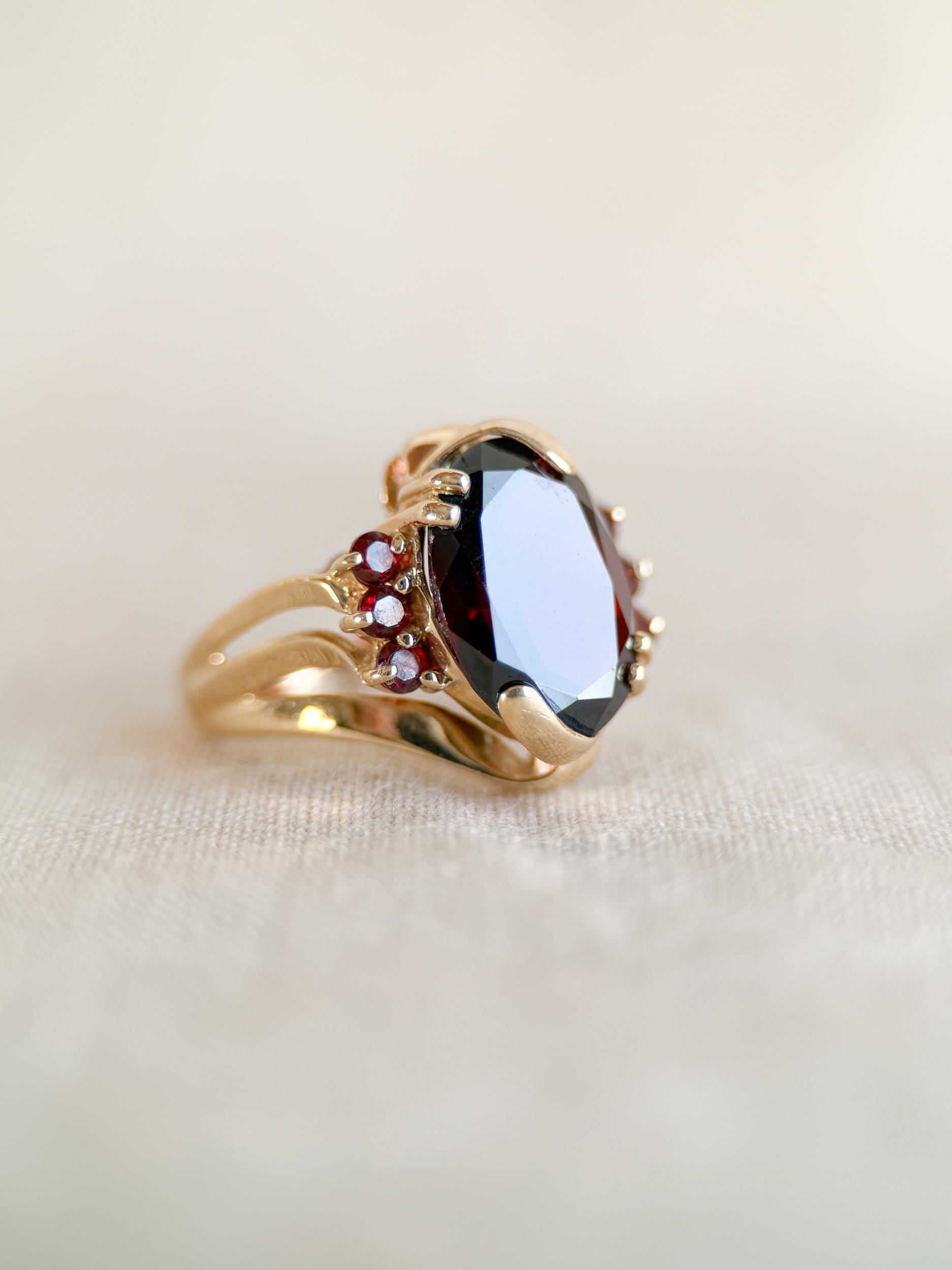 Vintage 1970s Oval Garnet Ring in 14k Gold