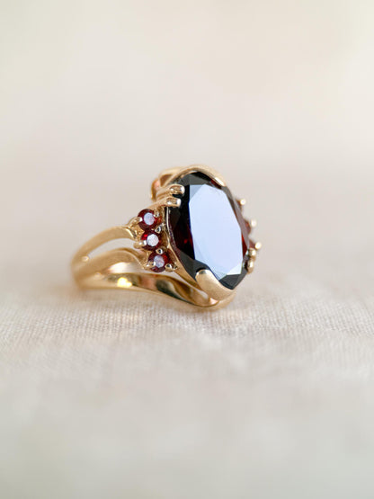 Vintage 1970s Oval Garnet Ring in 14k Gold
