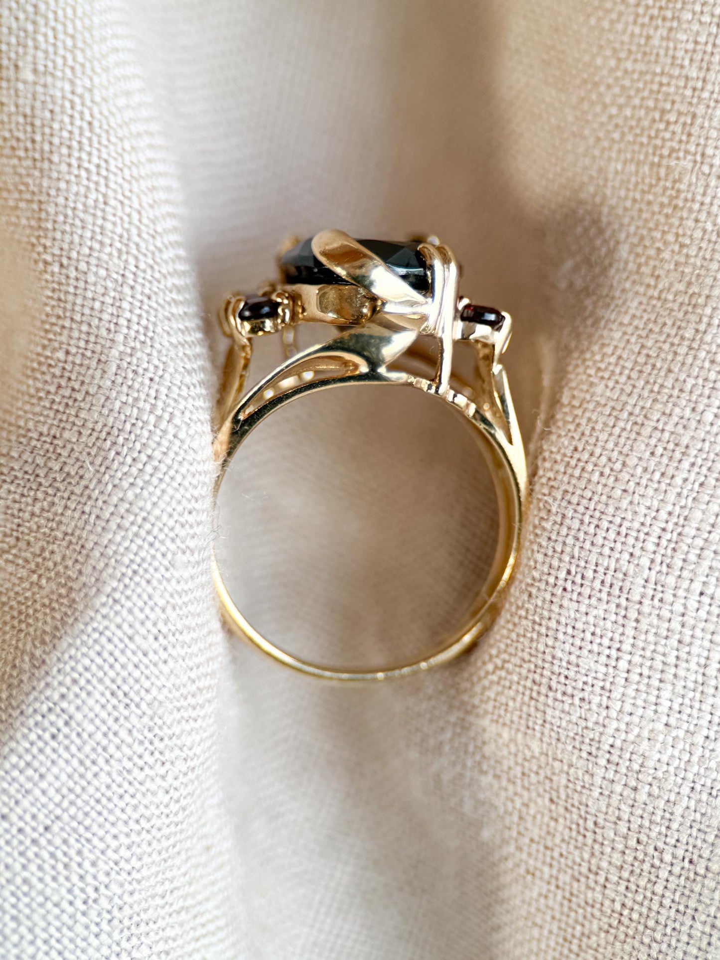 Vintage 1970s Oval Garnet Ring in 14k Gold
