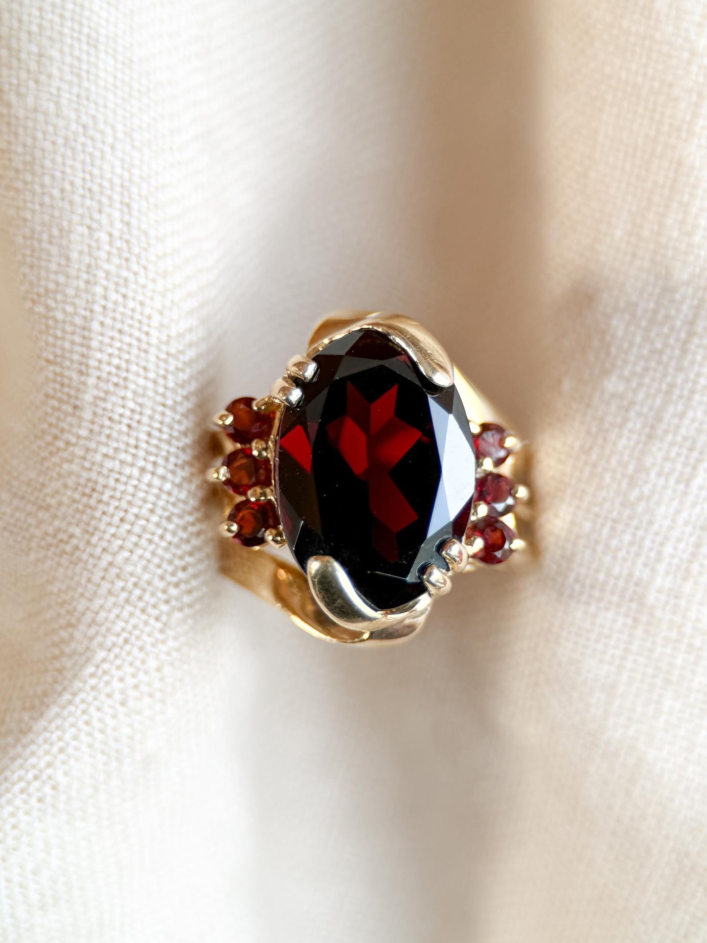Vintage 1970s Oval Garnet Ring in 14k Gold