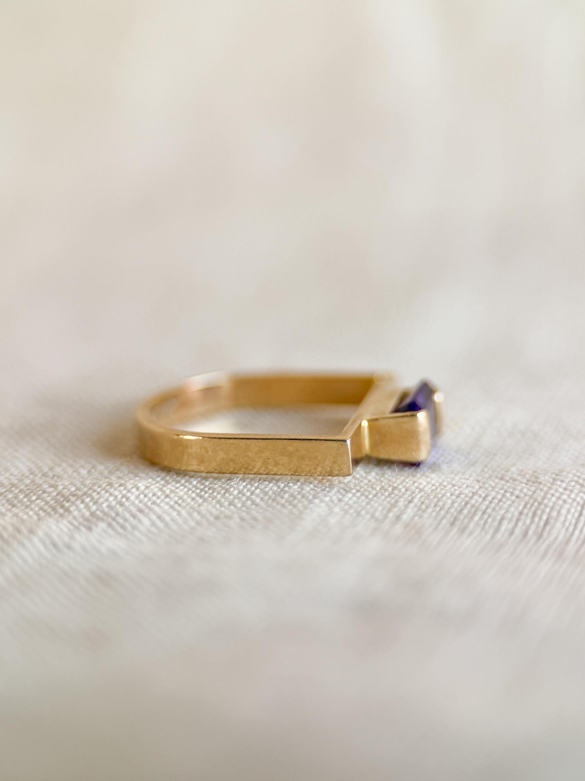 Vintage 1980s Modern Purple Amethyst Ring in 14k Gold