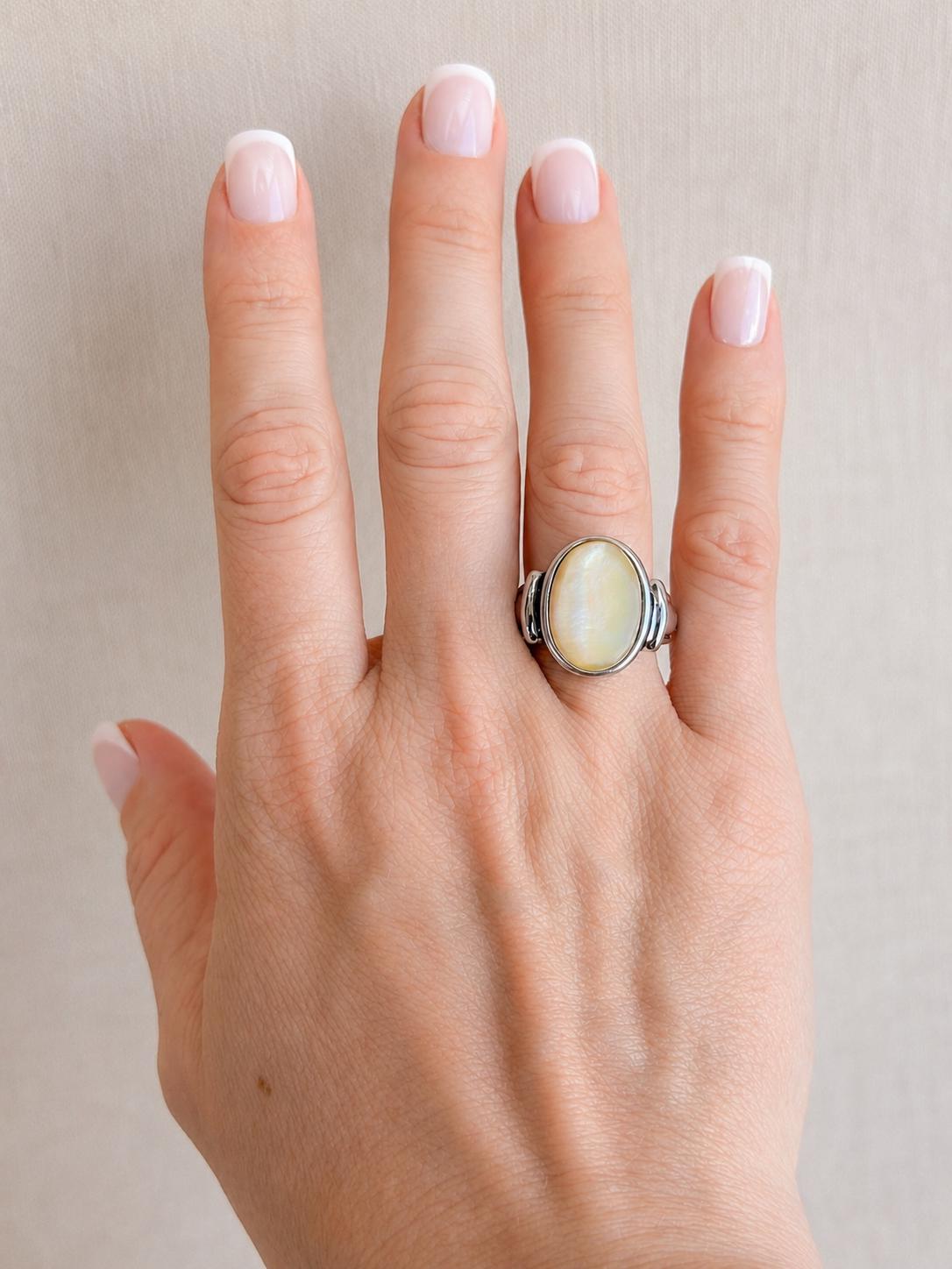 Vintage Mother of Pearl Ring, Sterling Silver Oval Bezel Statement Ring, Boho Everyday Jewelry