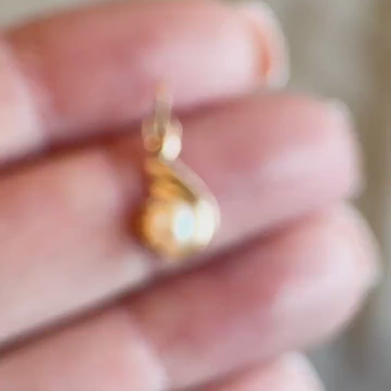 Vintage Pearl Gemstone Wave Pendant in 18k Gold