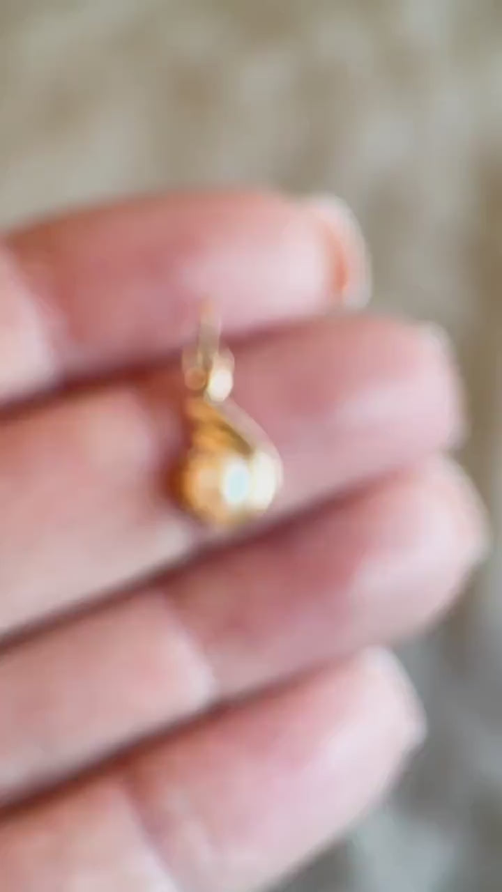 Vintage Pearl Gemstone Wave Pendant in 18k Gold