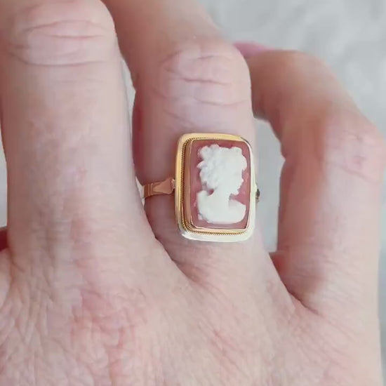 Vintage 1940s Cameo Gemstone Ring in 14k Gold