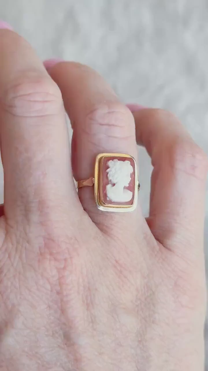 Vintage 1940s Cameo Gemstone Ring in 14k Gold