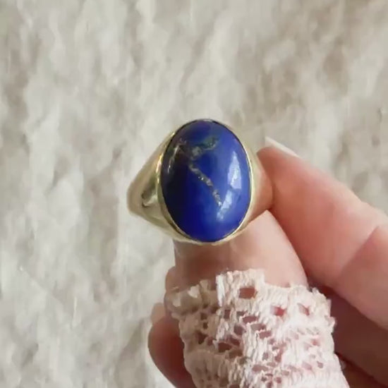 Vintage Lapis Lazuli Gemstone Cabochon Ring in 18k Gold