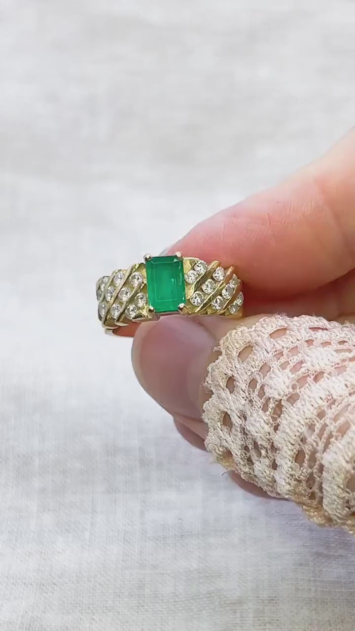 Vintage 1970s Emerald & Diamond Ring in 18k Gold