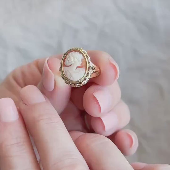 Vintage 1940s Cameo Gemstone Ring in 14k Gold