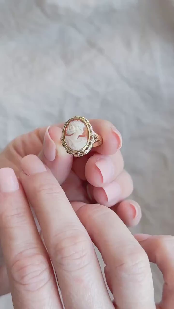 Vintage 1940s Cameo Gemstone Ring in 14k Gold