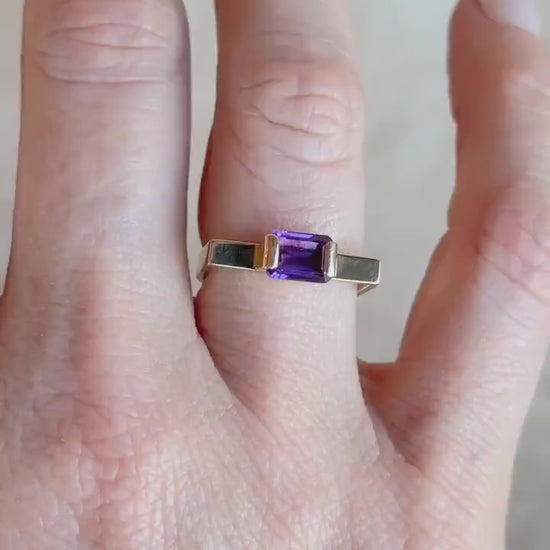 Vintage 1980s Modern Purple Amethyst Ring in 14k Gold