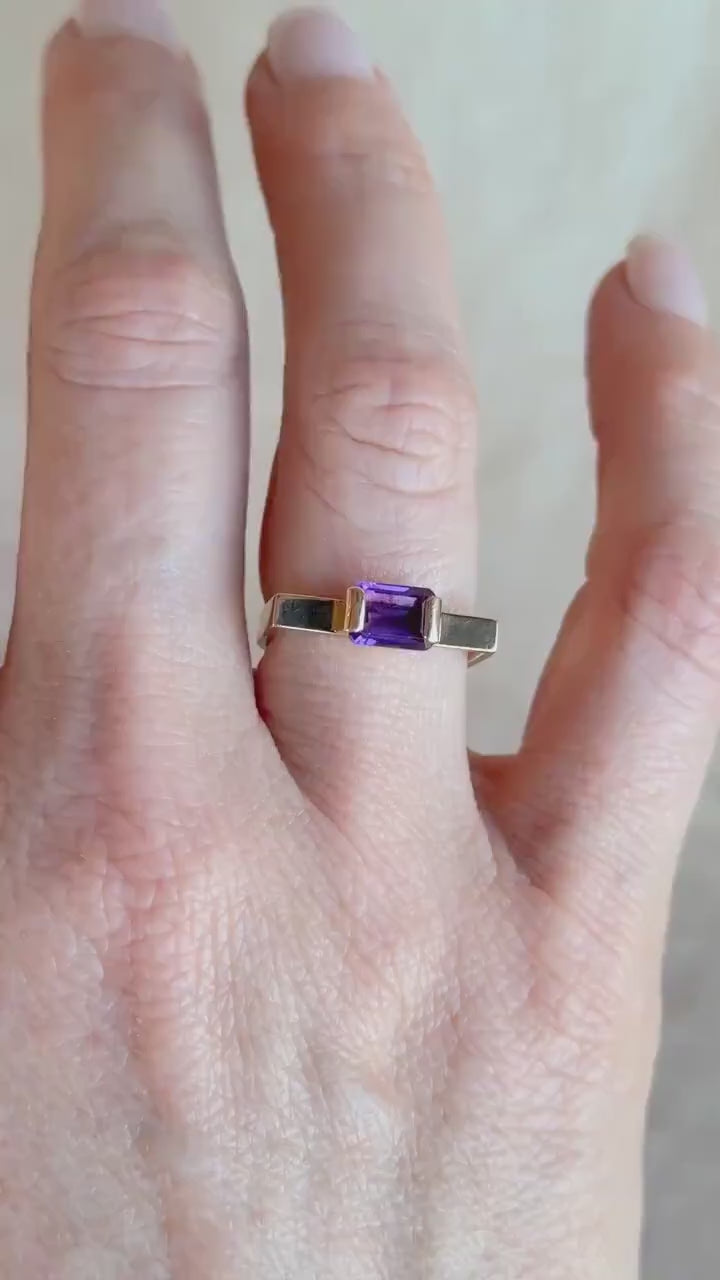Vintage 1980s Modern Purple Amethyst Ring in 14k Gold